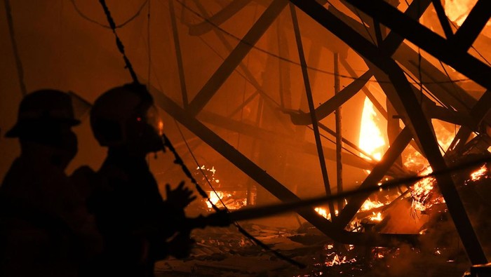 Petugas pemadam kebakaran berusaha memadamkan api pada kebakaran gudang produksi furniture di Jalan Kemang Sari II, Jatibening Baru, Bekasi, Jawa Barat, Kamis (19/9/2024). Sebanyak 4 mobil pemadam kebakaran dikerahkan untuk memadamkan api pada kebakaran yang terjadi pada pukul 21.30 WIB dan penyebab kebakaran masih dalam penyelidikan. ANTARA FOTO/ Fakhri Hermansyah/foc.