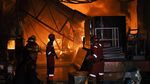 Penampakan Api Lalap Gudang Furnitur di Bekasi