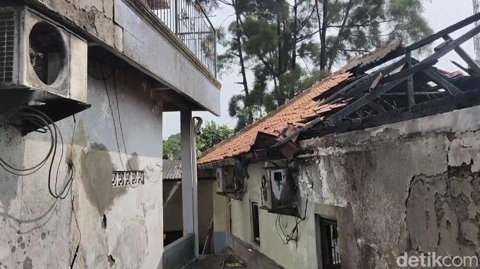 Kebakaran rumah di samping masjid di Depok