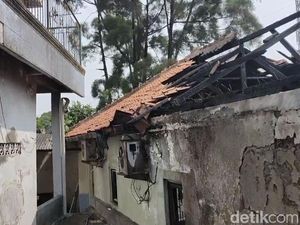 Rumah di Depok Terbakar, Api Merembet ke Ambulans yang Parkir di Masjid