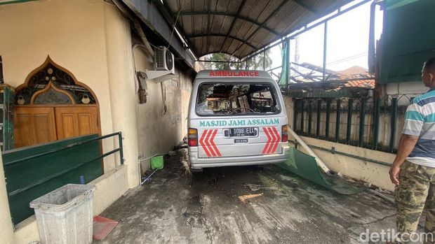 Kebakaran rumah di samping masjid di Depok