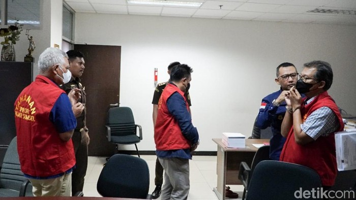 Ketiga tersangka sebelum digiring Penyidik Kejati Sumsel ke mobil tahanan.