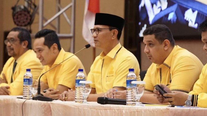 Ketua DPD I Partai Golkar NTB Mohan Roliskana (pakai peci) saat memimpin rapat internal Golkar beberapa waktu yang lalu.