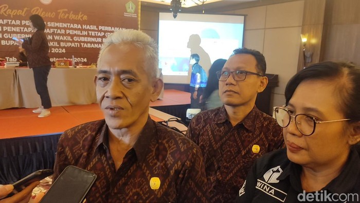 Ketua KPU Tabanan, I Wayan Suwitra, saat ditemui wartawan di Kecamatan Baturiti, Jumat (20/9/2024). (Ahmad Firizqi Irwan/detikBali)