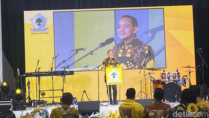 Ketum Golkar Bahlil Lahadalia menyapa kader yang terpilih jadi anggota DPR periode 2024-2029. Dia menyebut ada yang tak dilantik karena terpilih masuk kabinet. (Dwi Rahmawati/detikcom)