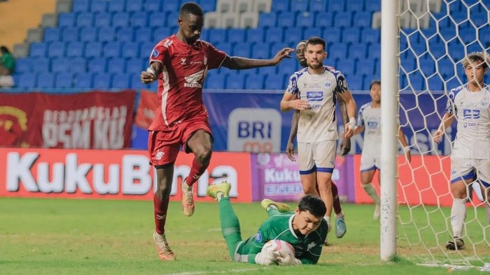 Kiper PSIS, Adi Satryo, jatuh bangun mengamankan gawangnya saat melawan tuan rumah PSM Makassar, Jumat (20/9/2024) malam.