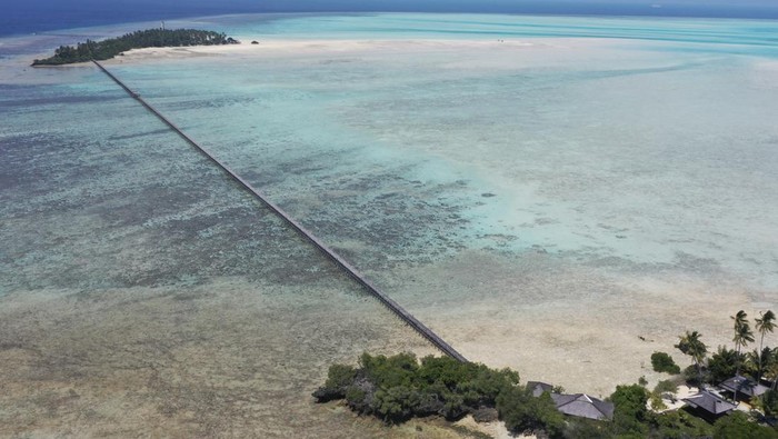 Foto udara suasana jembatan yang menghubungkan Pulau Bukungan Kecil (bawah) dan Pulau Bukungan Besar (atas) saat penyegelan di salah satu resor yang berada di Kepulauan Maratua, Kecamatan Maratua, Kabupaten Berau, Kalimantan Timur, Kamis (19/9/2024). KKP melakukan penyegelan terhadap dua resor yang ada berada di gugusan Kepulauan Maratua karena tidak memiliki dokumen perizinan yang meliputi persetujuan kesesuaian kegiatan pemanfaatan ruang laut (PKKPRL), izin kegiatan wisata tirta tanpa perizinan berusaha serta perizinan pemanfaatan pulau-pulau kecil. ANTARA FOTO/M Risyal Hidayat/YU