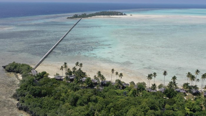 Foto udara suasana jembatan yang menghubungkan Pulau Bukungan Kecil (bawah) dan Pulau Bukungan Besar (atas) saat penyegelan di salah satu resor yang berada di Kepulauan Maratua, Kecamatan Maratua, Kabupaten Berau, Kalimantan Timur, Kamis (19/9/2024). KKP melakukan penyegelan terhadap dua resor yang ada berada di gugusan Kepulauan Maratua karena tidak memiliki dokumen perizinan yang meliputi persetujuan kesesuaian kegiatan pemanfaatan ruang laut (PKKPRL), izin kegiatan wisata tirta tanpa perizinan berusaha serta perizinan pemanfaatan pulau-pulau kecil. ANTARA FOTO/M Risyal Hidayat/YU