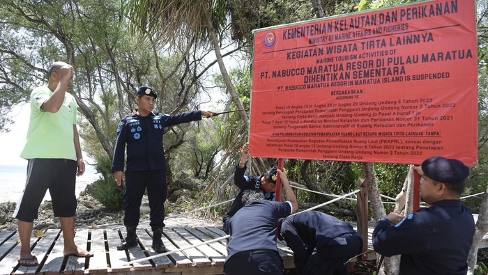 KKP Seger Resor Asing Ilegal di Pulau Maratua Foto udara suasana jembatan yang menghubungkan Pulau Bukungan Kecil (bawah) dan Pulau Bukungan Besar (atas) saat penyegelan di salah satu resor yang berada di Kepulauan Maratua, Kecamatan Maratua, Kabupaten Berau, Kalimantan Timur, Kamis (19/9/2024). KKP melakukan penyegelan terhadap dua resor yang ada berada di gugusan Kepulauan Maratua karena tidak memiliki dokumen perizinan yang meliputi persetujuan kesesuaian kegiatan pemanfaatan ruang laut (PKKPRL), izin kegiatan wisata tirta tanpa perizinan berusaha serta perizinan pemanfaatan pulau-pulau kecil. ANTARA FOTO/M Risyal Hidayat/YU