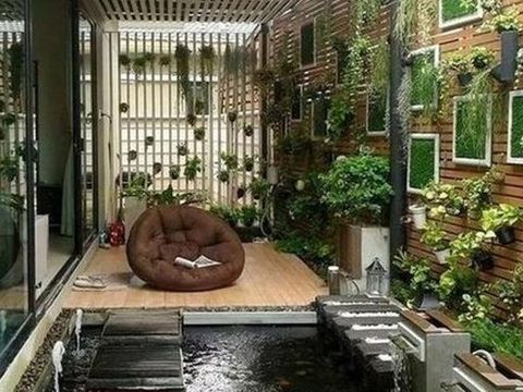 Kolam ikan mini di ruang baca.