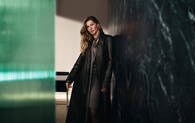 Salah satu look yang diperagakan Gisele adalah kombinasi dress dan coat bertekstur kulit buaya yang mempertegas kesan glamor. (Foto: dok. Hugo Boss)