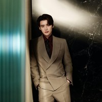 Ia juga tampil dengan setelan coklat yang dikontraskan dengan kemeja marun. Klasik tapi tetap stand-out! (Foto: dok. Hugo Boss)