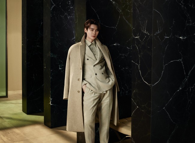 Tidak ketinggalan, Lee Jong suk. Aktor asal Korea Selatan ini tampil bak mafia dengan setelan abu-abu yang dipadu coat senada.  (Foto: dok. Hugo Boss)