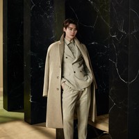 Tidak ketinggalan, Lee Jong suk. Aktor asal Korea Selatan ini tampil bak mafia dengan setelan abu-abu yang dipadu coat senada.  (Foto: dok. Hugo Boss)