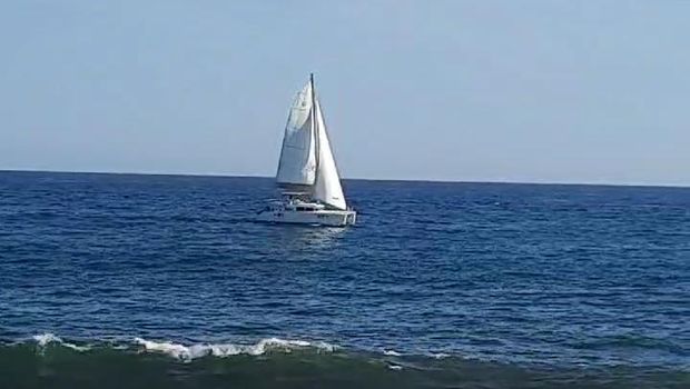 Kondisi kapal yang dinaiki 2 WNA ketika hendak menepi di Pantai Glagah, Temon, Kulon Progo, Jumat (20/9/2024).