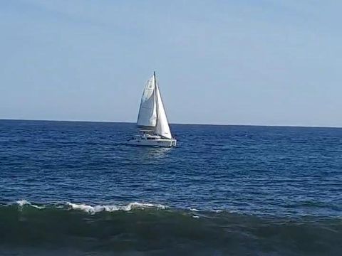Kondisi kapal yang dinaiki 2 WNA ketika hendak menepi di Pantai Glagah, Temon, Kulon Progo, Jumat (20/9/2024).