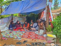 Nestapa Korban Gempa Bandung Terpaksa Makan Singkong di Pengungsian