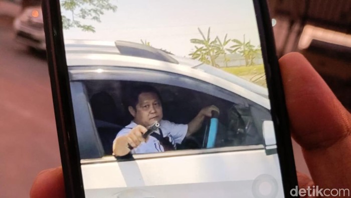 Korban berhasil menangkap gambar pelaku penembakan ban mobil di Demak saat sedang mengarahkan senjatanya.