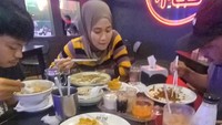 Menikmati kuliner khas Kota Kinabalu.