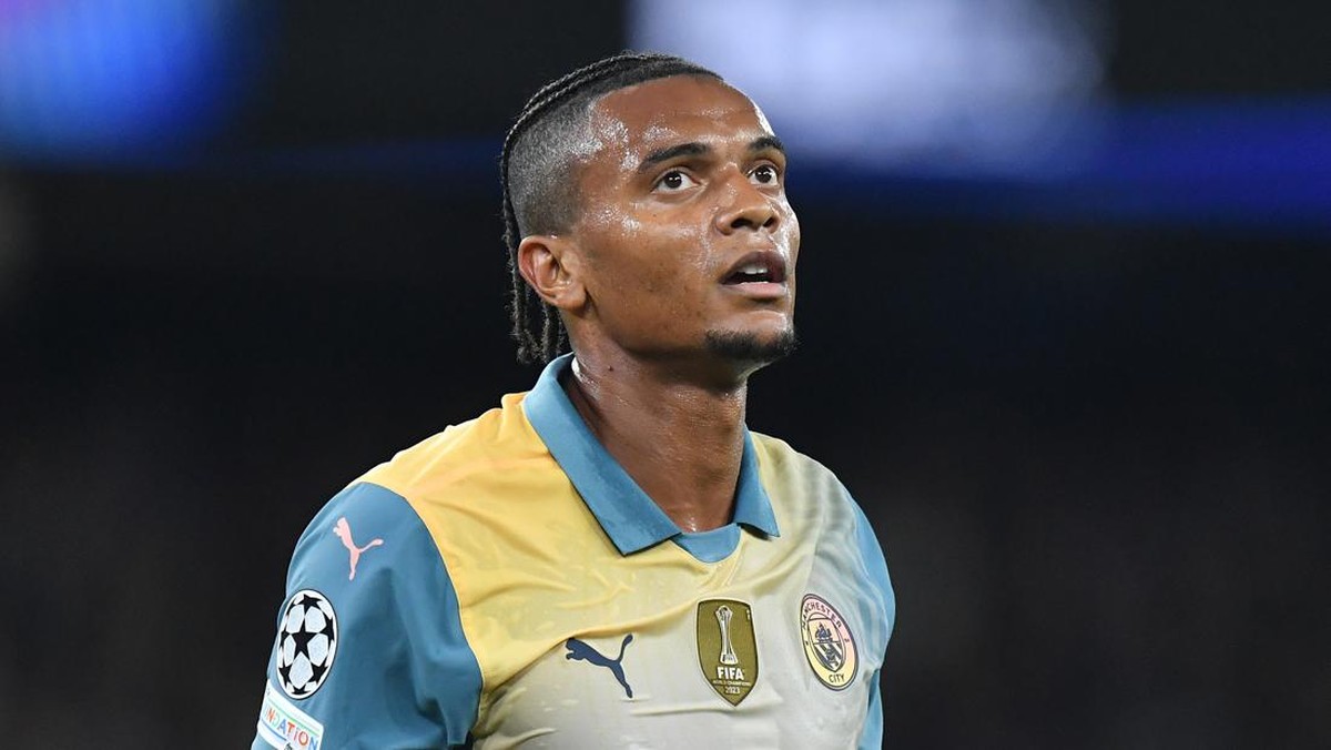 Manuel Akanji dengan jersey Oasis Manchester City. (Foto: CameraSport via Getty Images/Dave Howarth - CameraSport)