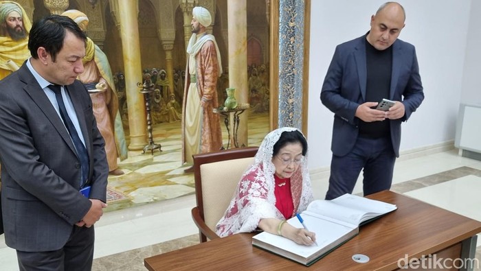 Megawati Soekarnoputri berkunjung ke Imam Bukhari International Scientific Research Center di Samarkand, Uzbekistan. (Haris/detikcom).