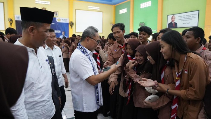 Mendag Zulkifli Hasan saat berkunjung ke SMAN 3 Surabaya.