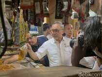 Zulhas Borong Dagangan-Bagi Beras Saat Kunjungi Pasar Soponyono Surabaya