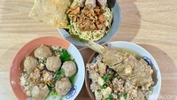 Harga menu di Mie Ayam Pangsit Bakso Banyu Langit mulai dari Rp 13 ribu. Proses penyajiannya relatif cepat.