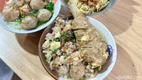 Dalam sehari, pemilik  Mie Ayam Pangsit Bakso Banyu Langit mengungkap bisa menghabiskan 10 kilogram mie dan 12 kilogram daging sebagai bahan baku bakso. Untuk tetelannya mencapai 6 kilogram!