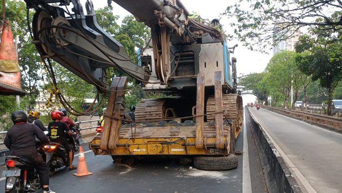 Mobil crane gangguan di Simprug. (Dok. akun TMC Polda Metro Jaya)
