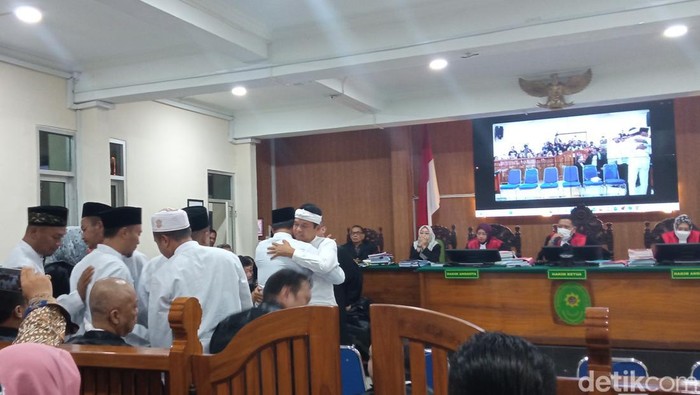 Momen Dedi Mulyadi memeluk para terpidana kasus Vina dalam sidang PK di PN Cirebon