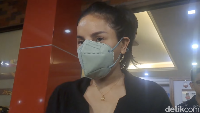 Nikita Mirzani pulang dari Polres Jakarta Selatan tanpa anak.