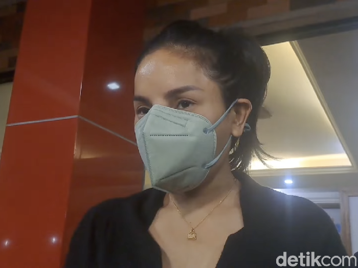 Nikita Mirzani pulang dari Polres Jakarta Selatan tanpa anak.