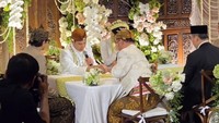Sudah resmi menikah, Nino kini sudah nggak ditanya kapan nikah nih. Foto: instagram vidi aldiano