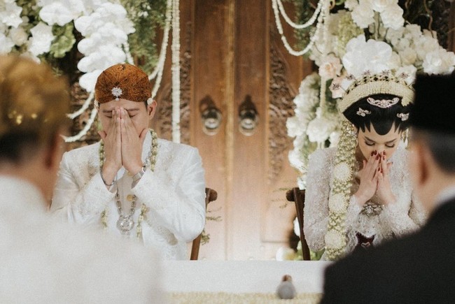 Acara akad nikah Nino dan Ica digelar secara khidmat di Hotel Westin Jakarta dengan menggunakan adat Jawa.  Foto: instagram Nino RAN