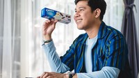 Penyanyi yang juga seorang produser ini sempat membagikan potret endorsement. Ia tampak memegang biskuit Oreo.