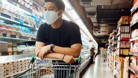 Nino juga pernah membagikan momen belanja ke supermarket bersama. Ia tampak membeli susu, daging ayam kaleng, dan lainnya.