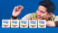 Nino pernah berpose dengan bebreapa kotak brownies fudgy bernama Selamat Fudgy. Rasanya ada yang cokelat, red velvet, dan matcha. 