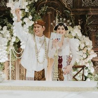 Tak pernah mengumbar kehidupan asmaranya, Anindyo Baskoro atau yang dikenal dengan nama Nino RAN juga berhasil bikin para penggemarnya heboh karena tiba-tiba menikahi kekasihnya, Dhabitannisa Auni pada 20 September 2024. Foto-foto lamaran keduanya pun baru dibagikan saat Nino dan Dhabita sudah resmi menjadi pasangan suami-istri. Foto: Instagram @ninokayam