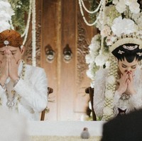 Acara akad nikah Nino dan Ica digelar secara khidmat di Hotel Westin Jakarta dengan menggunakan adat Jawa.  Foto: instagram Nino RAN