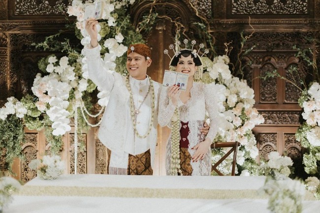 Nino tampil gagah mengenakan beskap putih lengkap dengan blankon, sementara Dhabitannisa anggun dalam balutan kebaya putih dan kain batik Sido Luhur yang senada dengan Nino. Foto: instagram Nino RAN