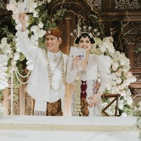 Nino tampil gagah mengenakan beskap putih lengkap dengan blankon, sementara Dhabitannisa anggun dalam balutan kebaya putih dan kain batik Sido Luhur yang senada dengan Nino. Foto: instagram Nino RAN