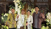 Kedua sahabat Nino, Rayi dan Asta datang mendoakan yang terbaik untuk pernikahan itu. Foto: instagram Rayi RAN