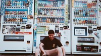 Saat liburan ke Jepang beberapa tahun lalu, Nino juga mengikuti tren berpose di depan vending machine. BEgini gaya kerennya!