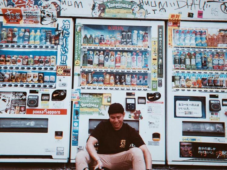 Potret Nino RAN Makan Kue hingga Kulineran di Jepang