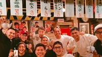 Bersama teman-temannya, Nino tampak akrab ketika makan di sebuah restoran Jepang. Berbagai menu dicoba mereka saat itu.