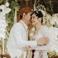 Kabar bahagia datang dari salah satu personel grup musik RAN, Nino Kayam yang secara tiba-tiba mengumumkan pernikahannya dengan Dhabitannisa Auni, Jumat (20/9/2024). Momen pernikahannya yang tiba-tiba itu jadi viral. Foto: instagram Nino RAN