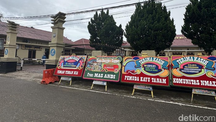 Papan bunga di Mapolres Padang Pariaman. (Jeka Kampai/detikSumut)