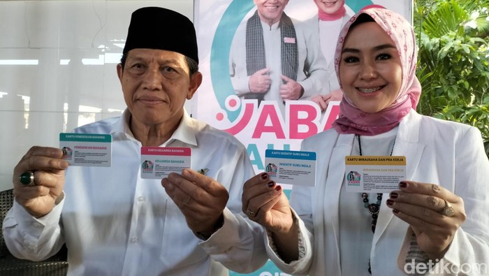 Pasangan calon gubernur dan wakil gubernur Jabar Acep Adang Ruhiat-Gitalis Dwi Natarina