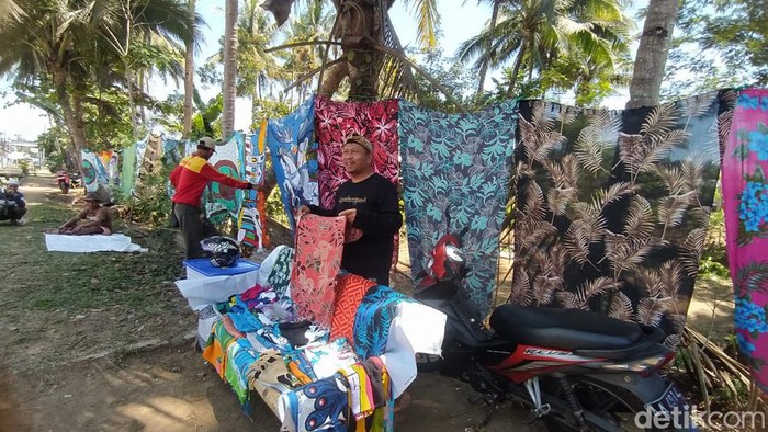 Pedagang yang tergabung Sentra Kerajinan dan Makanan Borobudur (SKMB) berjualan di seberang jalan di Kujon, Kecamatan Borobudur, Kabupaten Magelang, Jumat (20/9/2024).